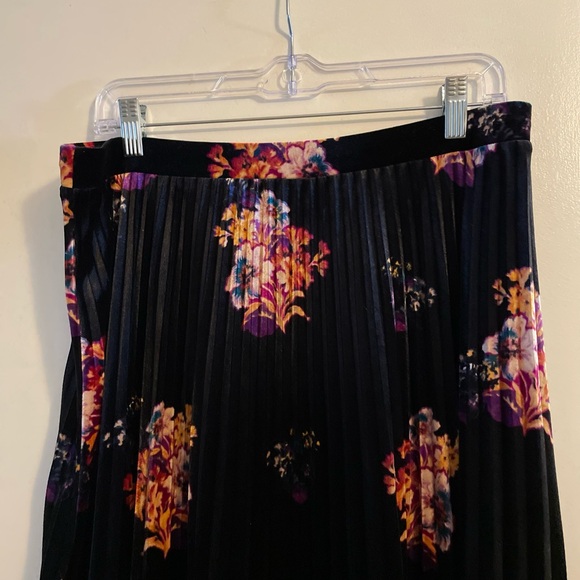 Anthropologie Maeve Black Floral Velvet Pleated Midi Skirt Size Large - Picture 8 of 11